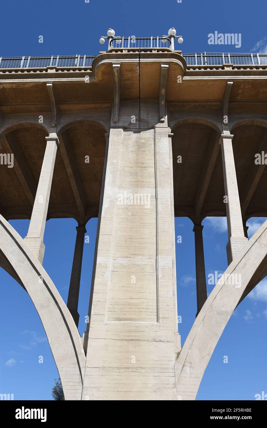 PASADENA, KALIFORNIEN - 26. MÄRZ 2021: Nahaufnahme der Colorado Street Bridge. Die Beaux Arts-Stil Struktur ist auf dem National Register of Histor Stockfoto