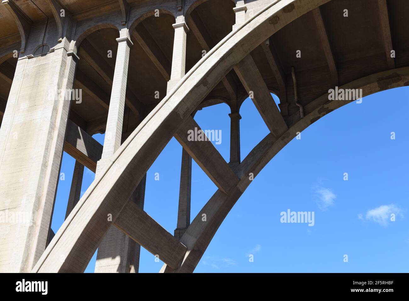 PASADENA, KALIFORNIEN - 26. MÄRZ 2021: Nahaufnahme der Colorado Street Bridge. Die Beaux Arts-Stil Struktur ist auf dem National Register of Histor Stockfoto