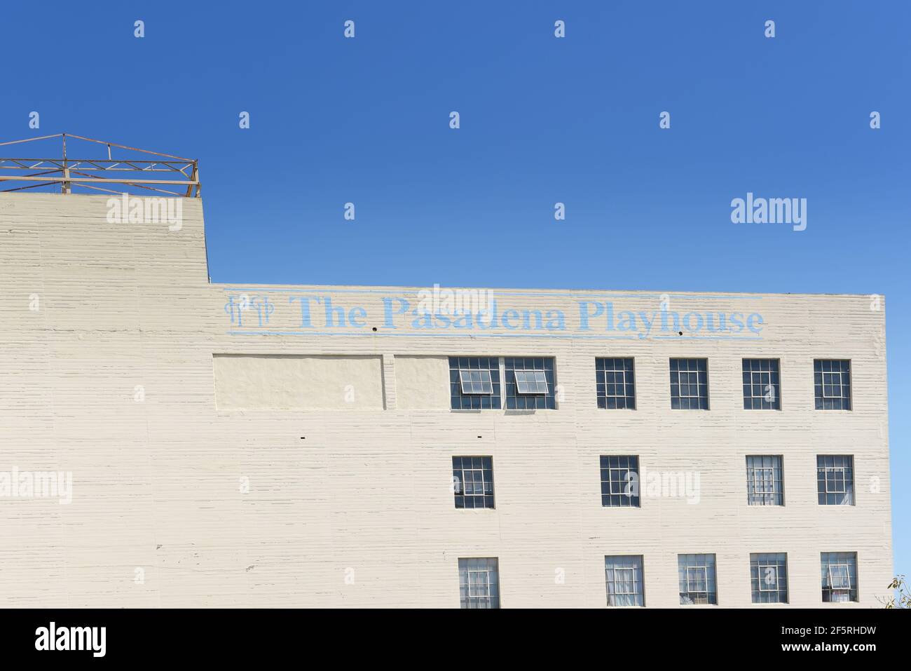 PASADENA, KALIFORNIEN - 26 MAR 2021: Pasadena Playhouse Building Schild. Ein historischer Veranstaltungsort für darstellende Kunst, der verschiedene kulturelle und künstlerische Veranstaltungen beherbergt Stockfoto