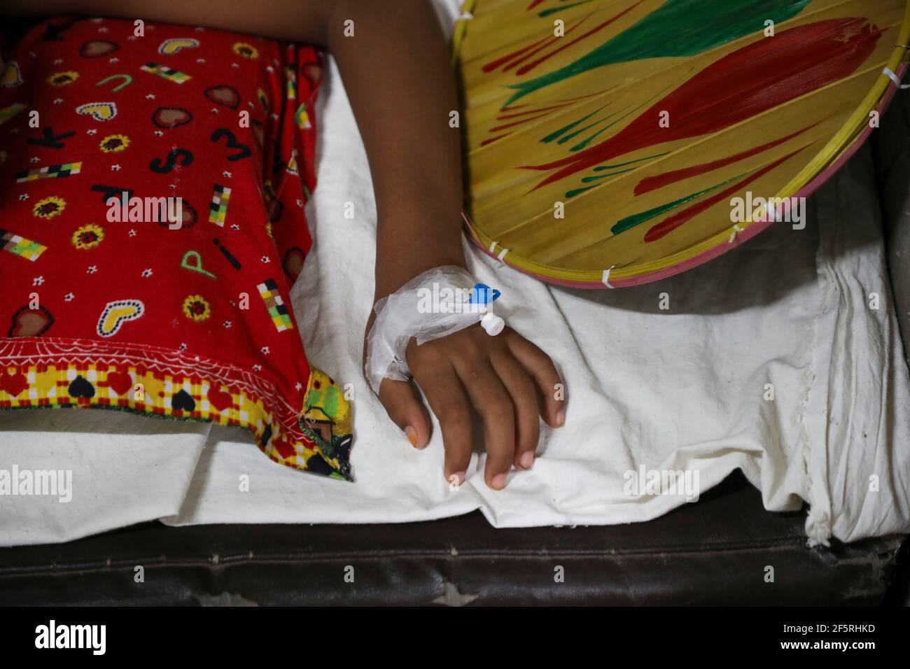 Eine Hand mit einer Kanüle eines Kinderpatienten mit¬ Moskito-übertragenem viralem Dengue-Fieber in einem Krankenhaus in Dhaka, Bangladesch Stockfoto