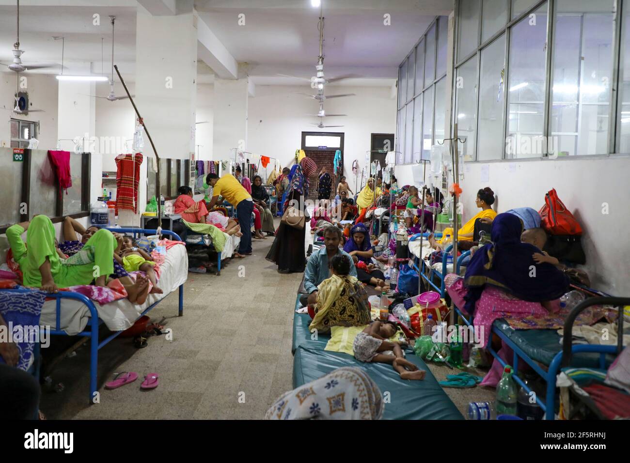 Dengue-Patienten, die im Shaheed Suhrawardy Medical College Hospital auf dem Boden liegen. Dhaka, Bangladesch. Stockfoto