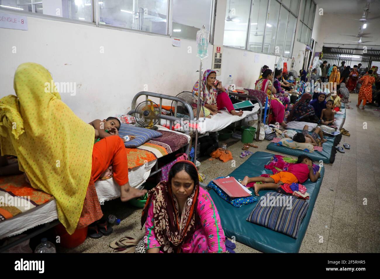 Dengue-Patienten, die im Shaheed Suhrawardy Medical College Hospital auf dem Boden liegen. Dhaka, Bangladesch. Stockfoto