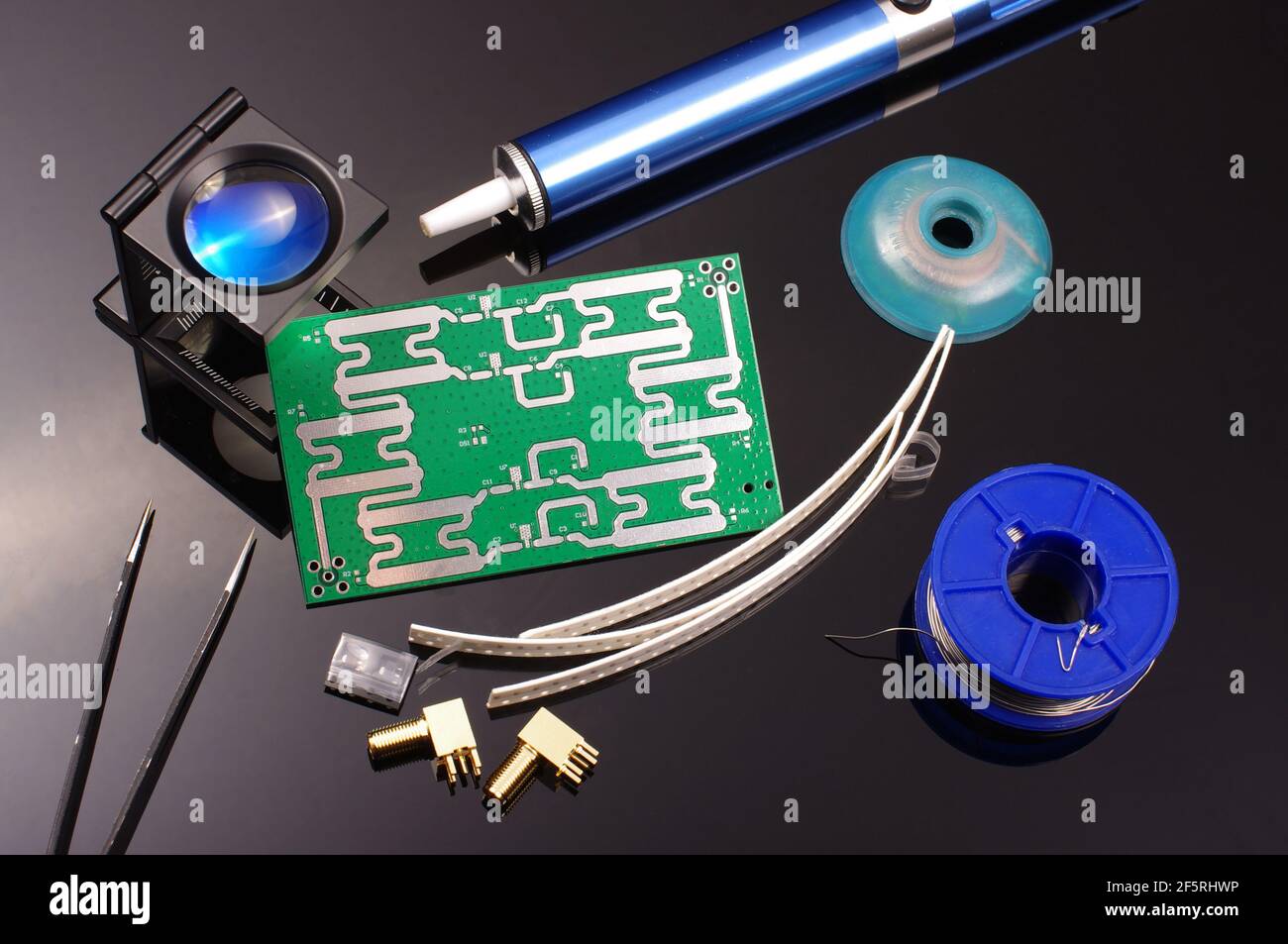 Elektronik Engineering Projekt Forschungs-und Entwicklungsprozess und  Werkzeuge. Hochfrequenz- und Mikrowellen-PCB-Baugruppe Stockfotografie -  Alamy