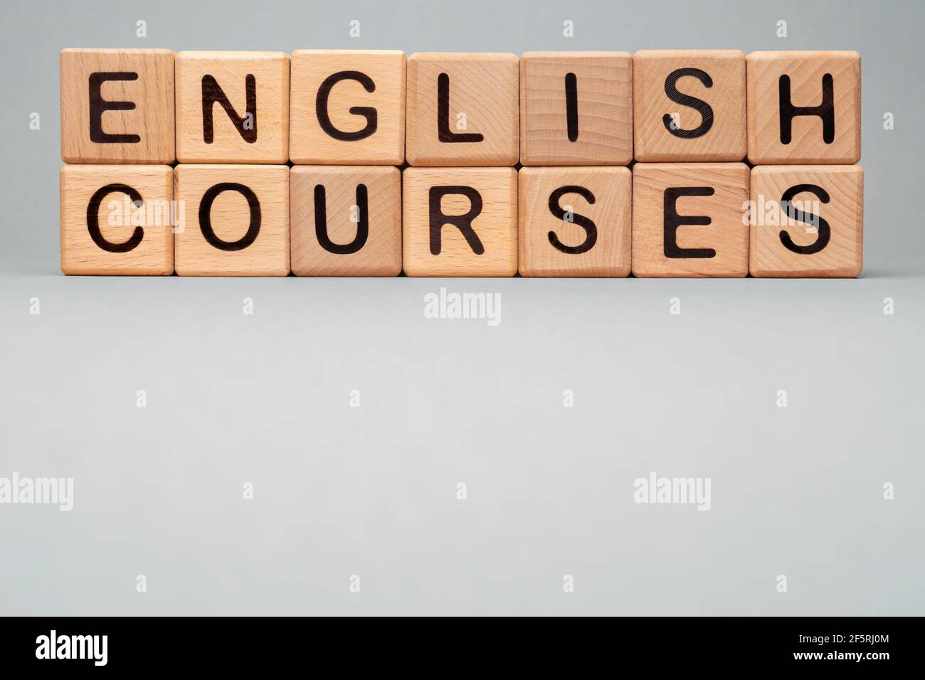 Sprachkurse Englisch online lernen Icon Cube. Holzblock Spielzeug Würfel Konzept Lernen Englisch Kurse Ausbildung. Sprechen Sie Englisch Kurse Symbolworte Stockfoto