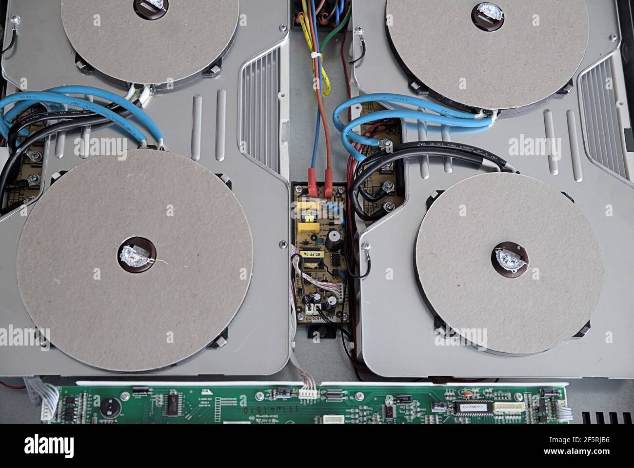 Zerlegte Induktionsplatte ohne Abdeckung von Glas, Induktionsherd, Leiterplatte Stockfoto