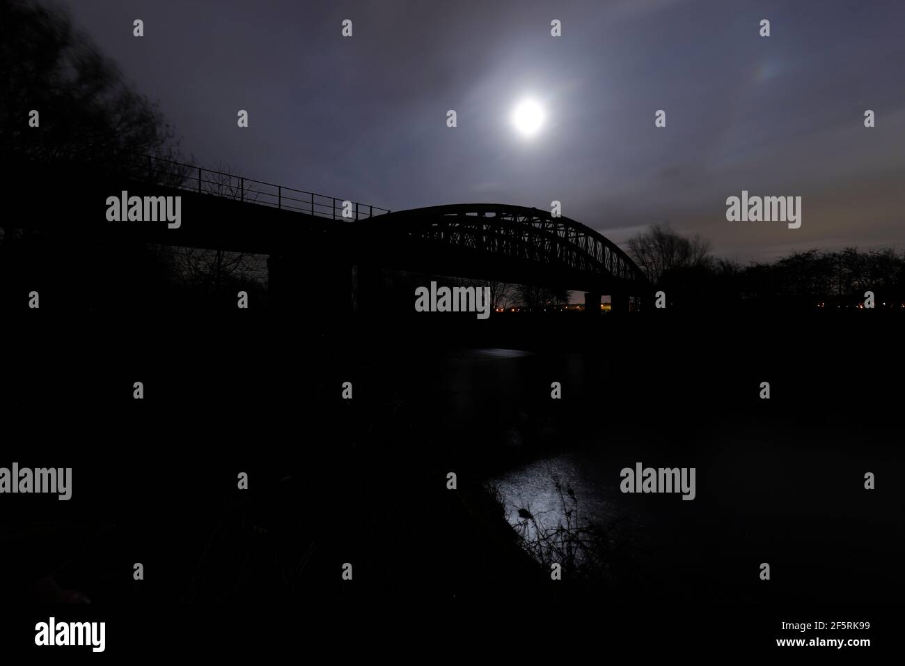 Castleford Viaduct ist eine verlassene Güterbahnbrücke, die früher Kohle von St Aidan's Open Cast Coal Site & Allerton Bywater Colliery transportiert hat Stockfoto