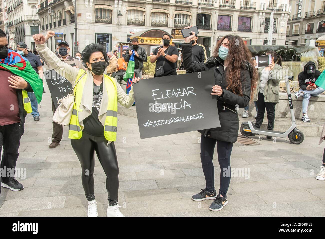 Demonstration ohne Gerechtigkeit gibt es keinen Frieden: Das Provinzgericht stellt den Fall des jungen Mannes mit einer Behinderung der Zigeunerethnie vor, der am 8. September 2019 in Gijón starb, nachdem er von Sicherheitsbeamten und der Polizei vor den Toren des Fußballstadions El Molinón in Gijón von den Sicherheitskräften des Stadions festgenommen worden war. Die Familie hatte bereits eine Beschuldigungsurkunde vorgelegt, in der er seinen Tod mit dem von George Floyd verglich und beim stadtrat von Gijón und der Firma Prosegur Strafen von bis zu 15 Jahren Gefängnis und eine Entschädigung von einer Million Euro forderte. (Foto von Alberto Sibaja/P Stockfoto