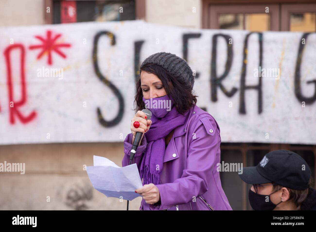 Rom, Italien. März 2021, 27th. Ein Moment der öffentlichen Versammlung, die von einer Gruppe von Theatermitarbeitern vor dem Theater Argentinien in Rom organisiert wurde (Foto: Matteo Nardone/Pacific Press) Quelle: Pacific Press Media Production Corp./Alamy Live News Stockfoto