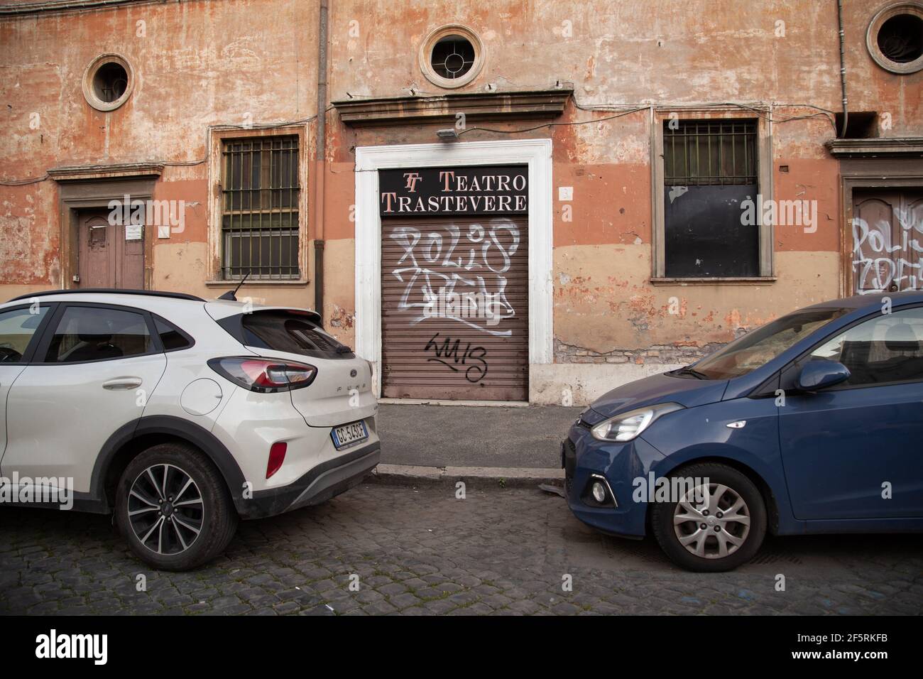 Rom, Italien. März 2021, 27th. Blick auf das geschlossene Trastevere Theater in Rom (Foto: Matteo Nardone/Pacific Press) Quelle: Pacific Press Media Production Corp./Alamy Live News Stockfoto