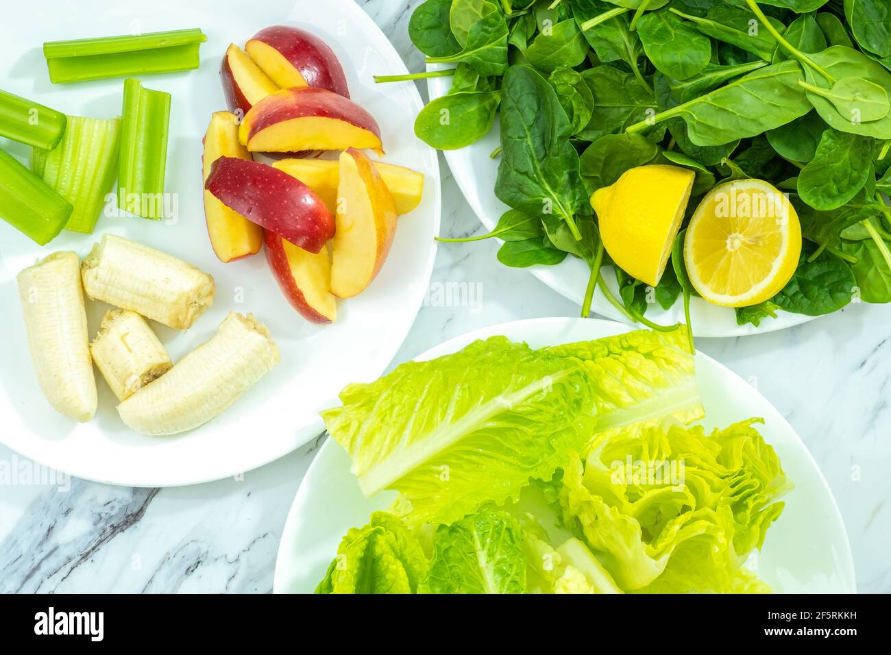 Ein paar rohe Zutaten aus Obst und Gemüse für einen nahrhaften Smoothie. Stockfoto