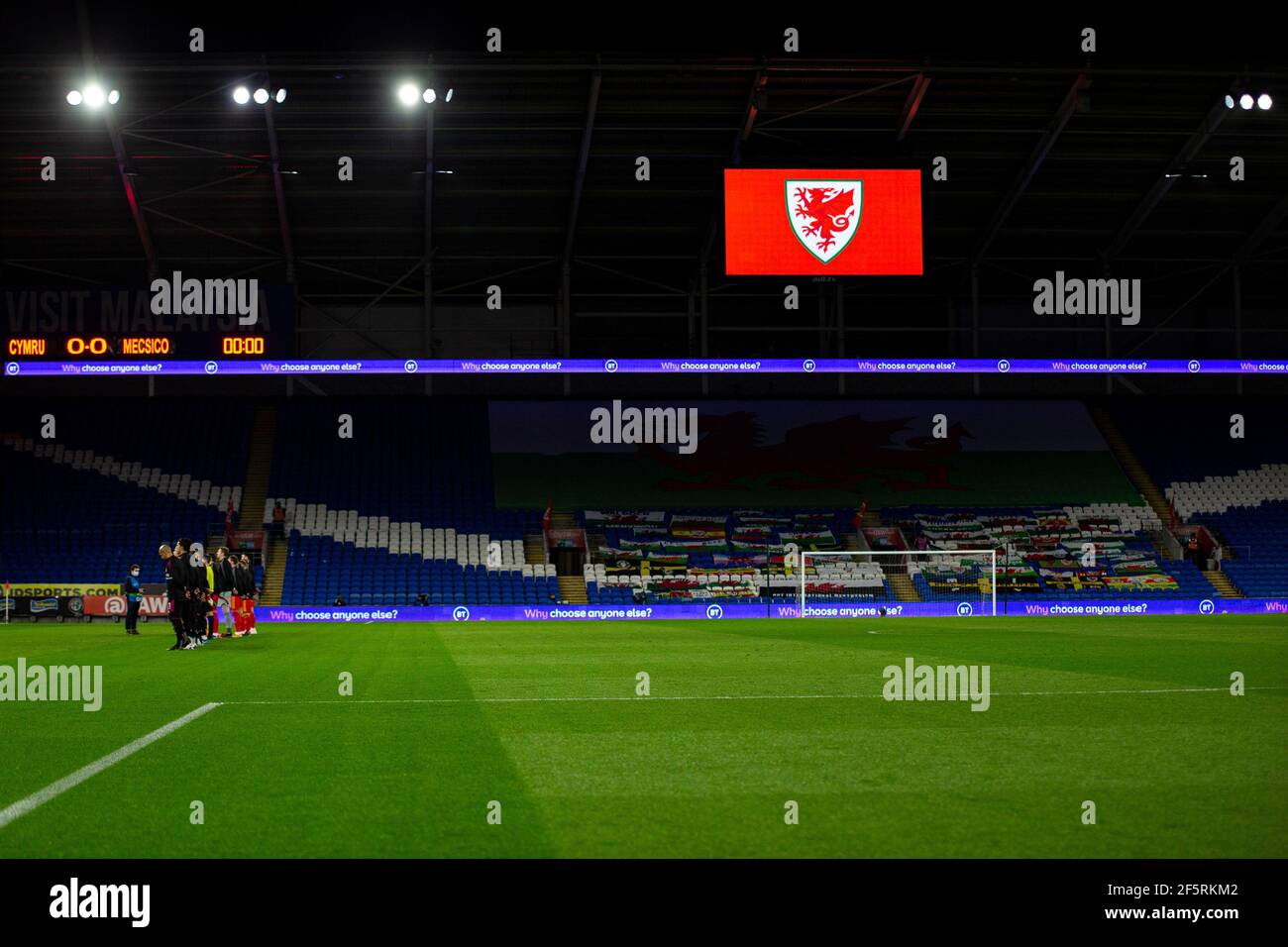 Cardiff, Großbritannien. März 2021, 27th. Flaggen im Canon Stand während des National Anthems Football internationalen Freundschaftsspiel, Wales gegen Mexiko, im Cardiff City Stadium in Cardiff, South Wales am Samstag, 27th. März 2021. Redaktionelle Verwendung nur. PIC von Lewis Mitchell / Andrew Orchard Sport Fotografie / Alamy Live News Kredit: Andrew Orchard Sport Fotografie / Alamy Live News Stockfoto