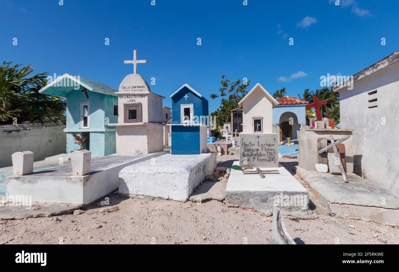 Farbenfrohe und kunstvolle Denkmäler in einem mexikanischen Friedhof. Menschen mit begrenzten Mitteln sorgen dafür, dass ihre Angehörigen nach dem Tod geehrt werden. Stockfoto