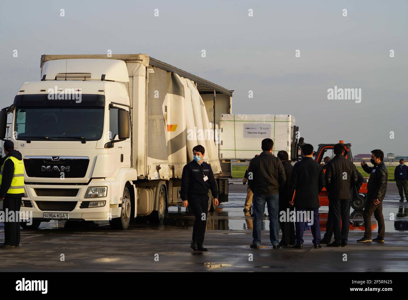 Taschkent, Usbekistan. März 2021, 27th. Am 27. März 2021 übergeben Arbeiter am Taschkent International Airport in Taschkent, Usbekistan, Impfstoffe der COVID-19. Die erste Charge chinesischer Coronavirus-Impfstoffe kam am Samstag in Usbekistan an. Quelle: Zafar Khalilov/Xinhua/Alamy Live News Stockfoto