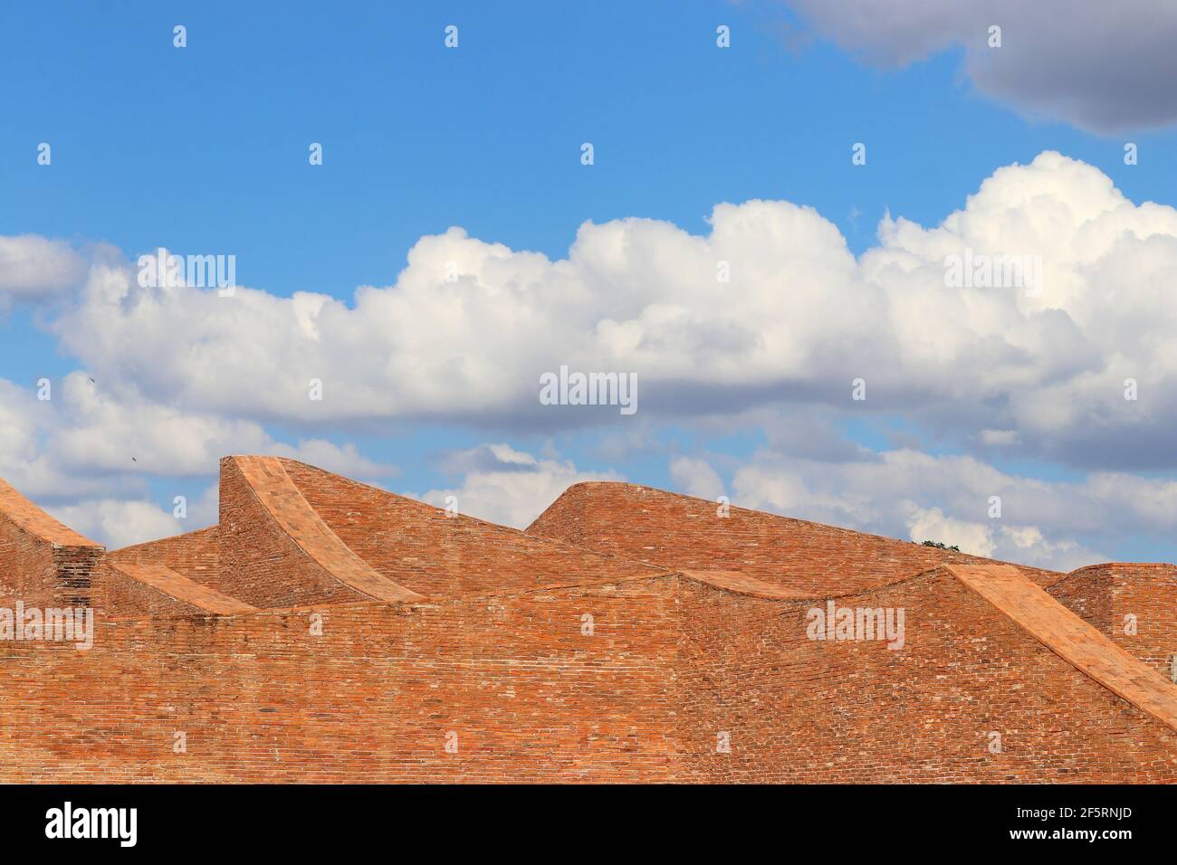 Architektur Backsteinmauer mit schönen Himmel Hintergrund Stockfoto