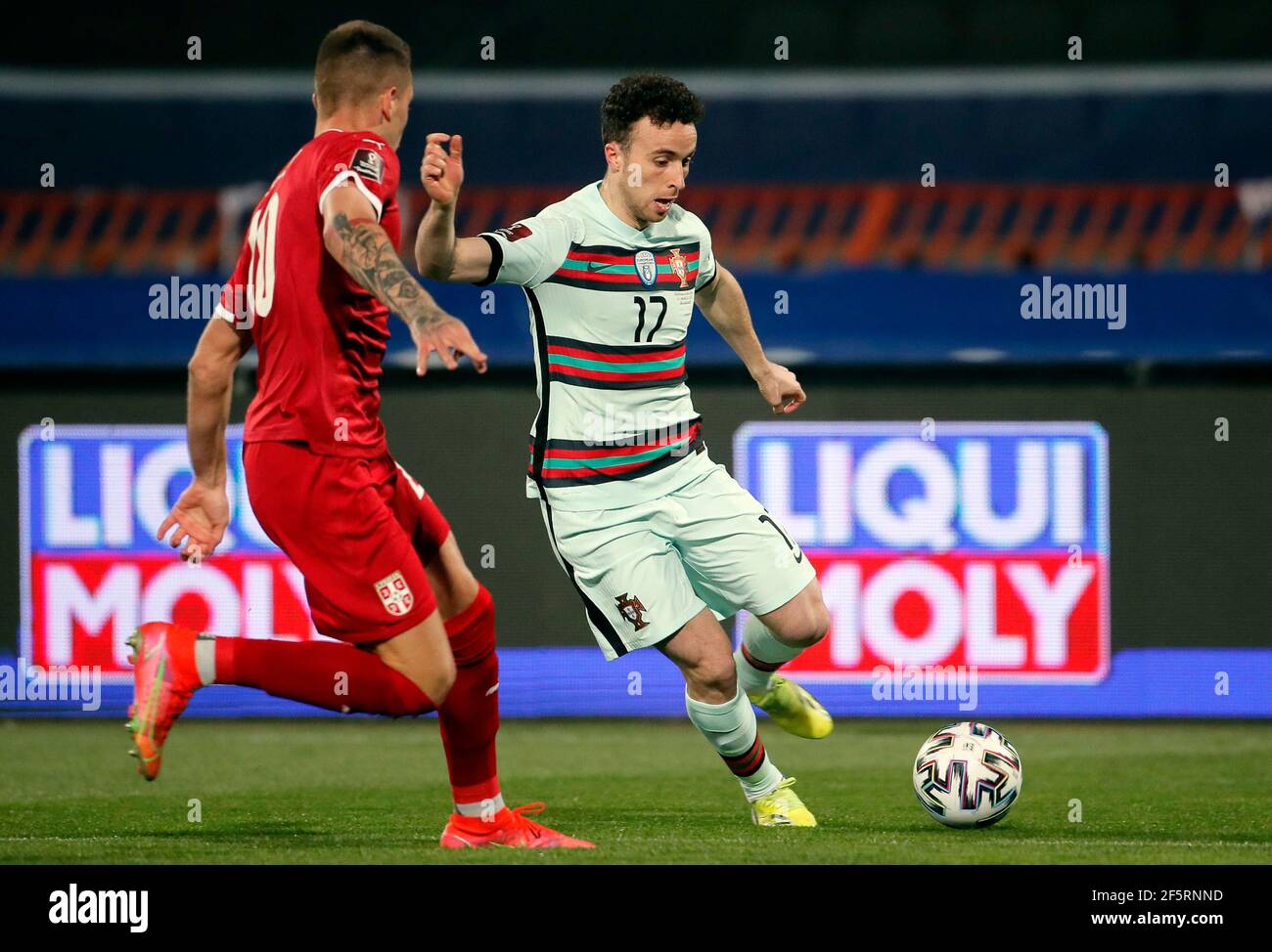 Belgrad, Belgrad. März 2021, 27th. Der Portugiesen Diogo Jota (R) tritt am 27. März 2021 beim Qualifikationsspiel der FIFA Fußball-Weltmeisterschaft 2022 zwischen Serbien und Portugal in Belgrad, Serbien, an. Kredit: Predrag Milosavljevic/Xinhua/Alamy Live Nachrichten Stockfoto