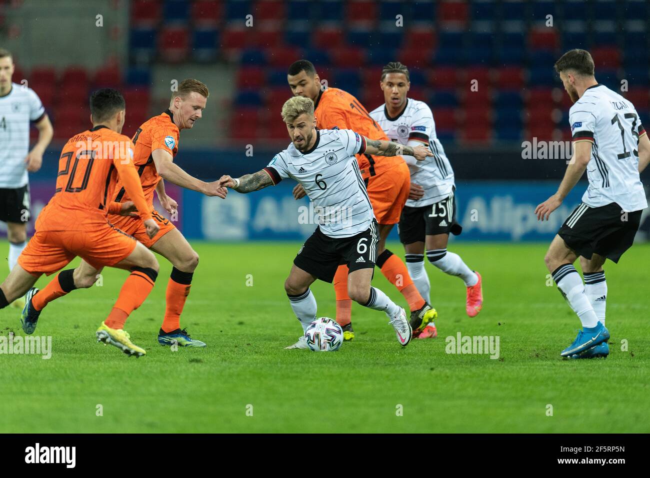 Szekesfehervar, Ungarn. März 2021, 27th. Niklas Dorsch (6) aus Deutschland beim UEFA EURO U-21 Spiel zwischen Deutschland und den Niederlanden im Sostoi Stadion in Szekesfehervar. (Foto Kredit: Gonzales Foto/Alamy Live News Stockfoto