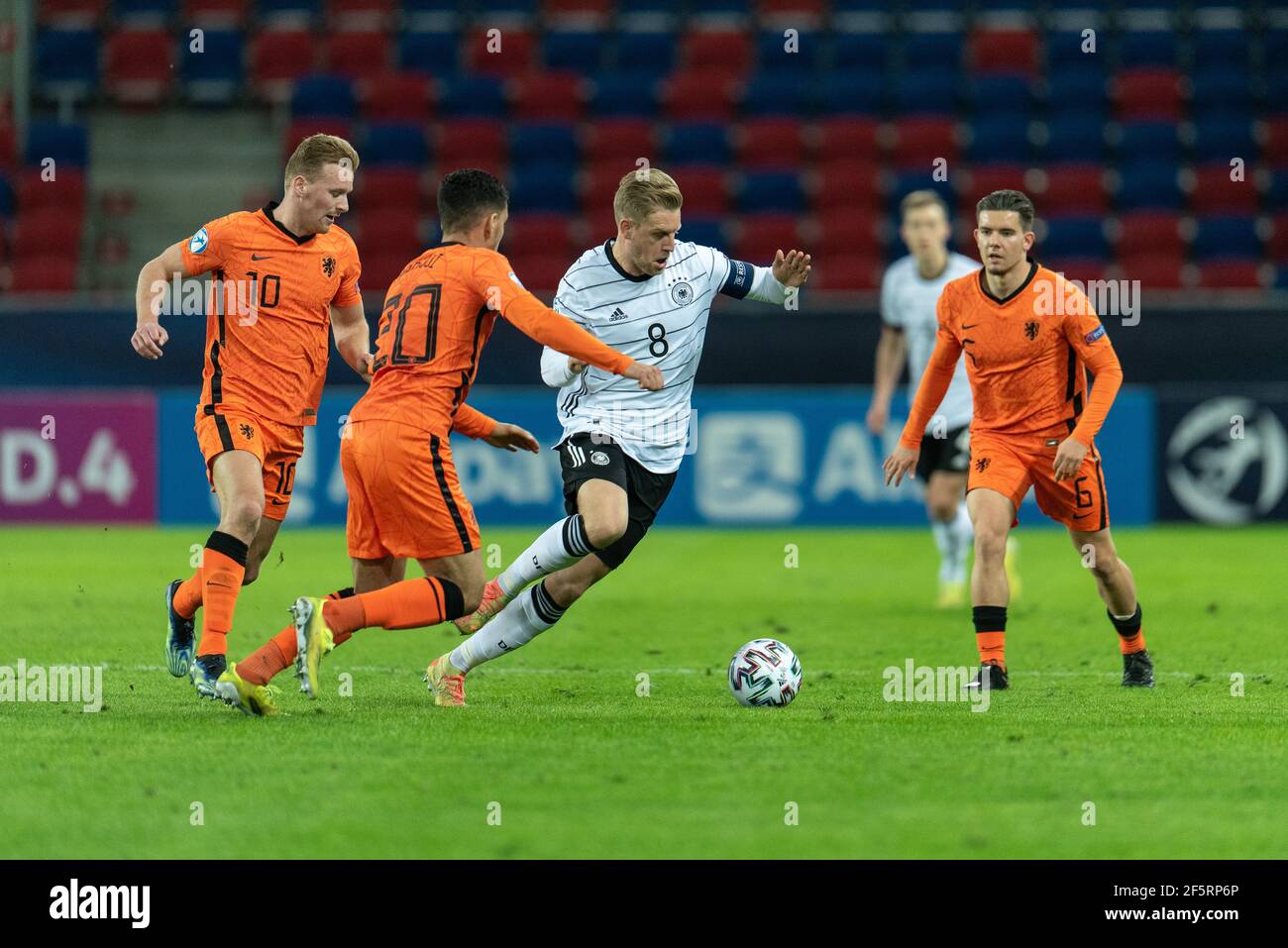 Szekesfehervar, Ungarn. März 2021, 27th. Arne Meier (8) aus Deutschland und Abderrahman Harroui (20) aus den Niederlanden beim UEFA EURO U-21-Spiel zwischen Deutschland und den Niederlanden im Sostoi Stadion in Szekesfehervar. (Foto Kredit: Gonzales Foto/Alamy Live News Stockfoto