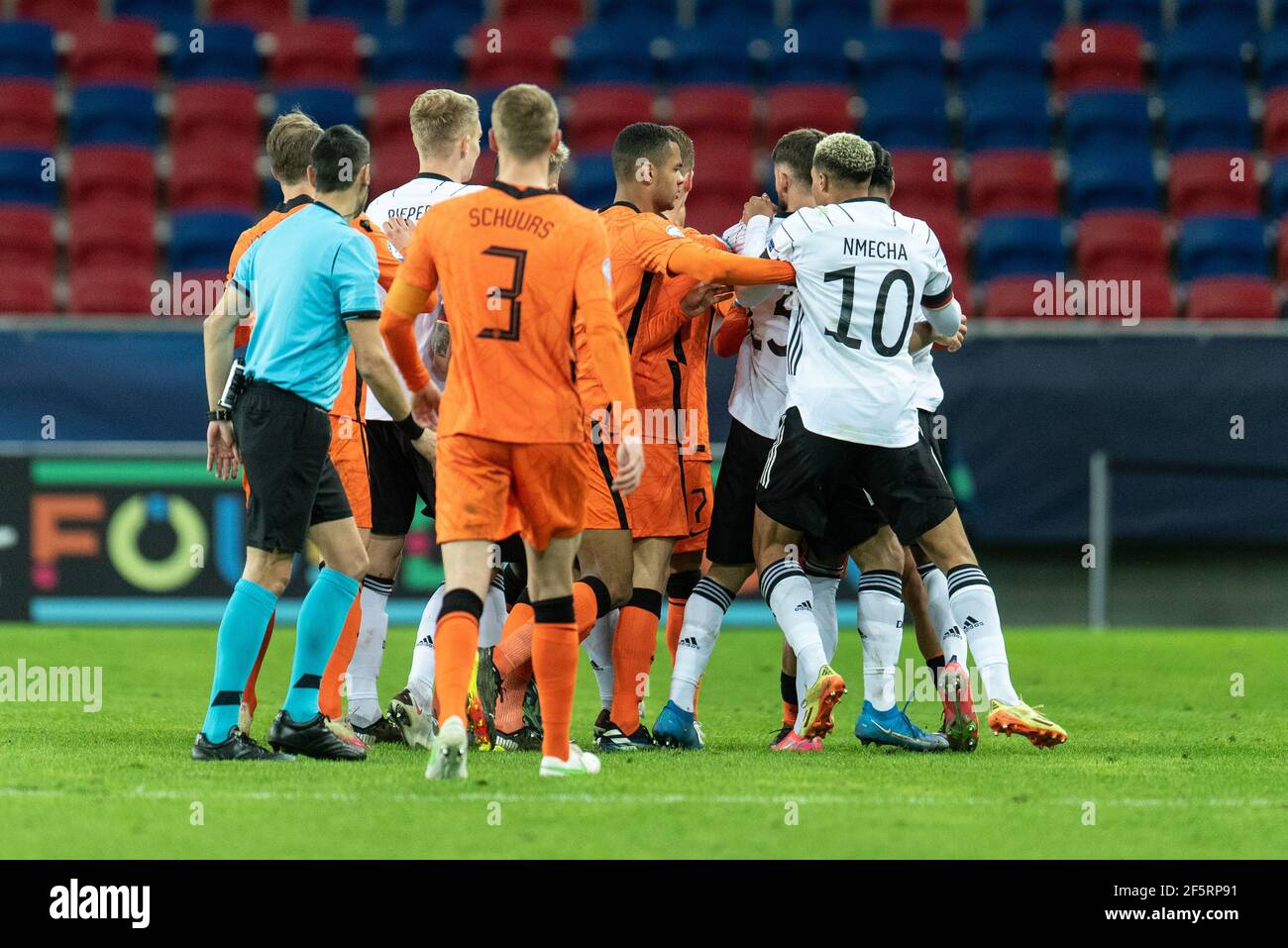 Szekesfehervar, Ungarn. März 2021, 27th. Aufstände und Infight zwischen den Spielern von Deutschland und den Niederlanden während der UEFA EURO U-21 Spiel zwischen Deutschland und den Niederlanden im Sostoi Stadion in Szekesfehervar gesehen. (Foto Kredit: Gonzales Foto/Alamy Live News Stockfoto