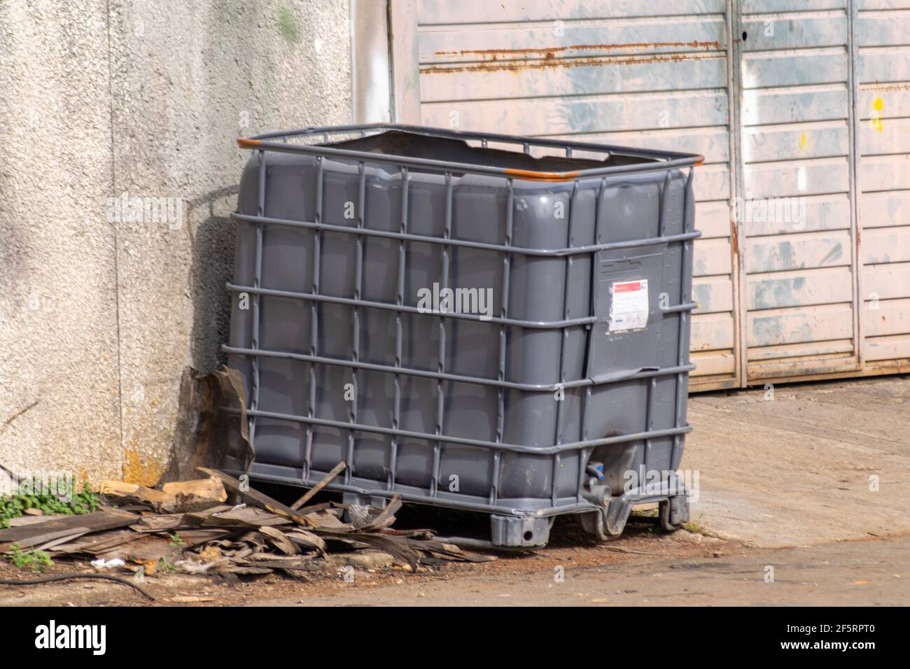 Behälter für giftige Abfälle oder gefährliche Abfälle in Industrieanlagen Stockfoto