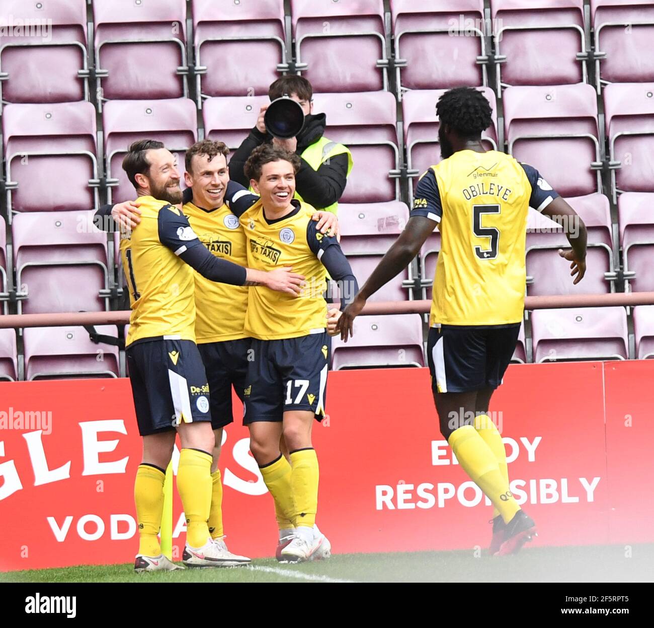 Tynecastle Park, Edinburgh, Schottland. Großbritannien, 27th. März - 21. Scottish Championship Match .Hearts vs Queen of the South. Fotos zeigt Königin des South.players Celebrating Connor Shields(C) Tor L/r Stephen Robbie, Niyah Joseph (17) & Ayo Obileye (5) Kredit: eric mccowat/Alamy Live News Stockfoto