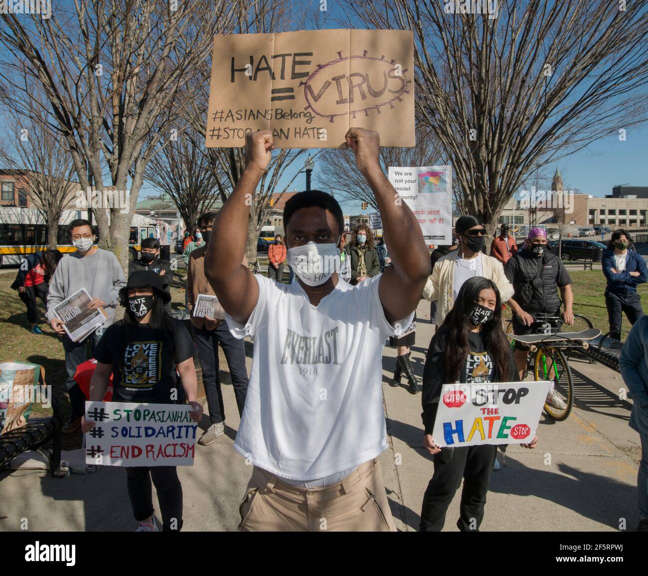 Boston Massachusetts, USA, 27. März 2021. Stoppen Sie antiasiatische Gewalt: Etwa 100 Schwarze, Asiaten, Hispanic und Kaukasier versammelten sich auf dem Nubian Square in der Roxbury-Nachbarschaft von Boston, um ein Ende der antiasiatischen Gewalt zu fordern. Der nationale Aktionstag, der von den Demonstrationen der Answer Coalition gesponsert wurde, fand am 27th. März 2021 in 60 US-Städten statt. Kredit: Chuck Nacke / Alamy Live Nachrichten Stockfoto