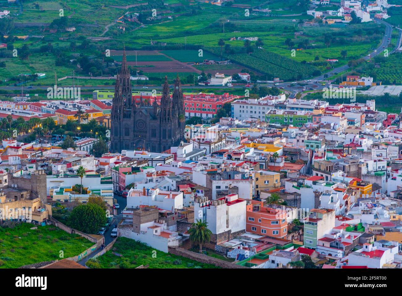 Sonnenuntergang Luftaufnahme der Stadt Arucas auf Gran Canaria, Kanarische Inseln, Spanien. Stockfoto