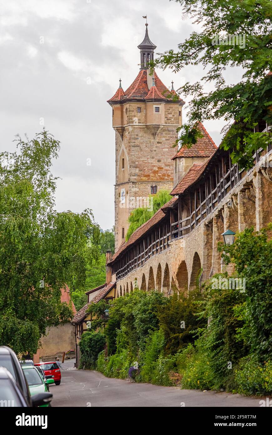 Die zeitlose, zwei Meilen lange mittelalterliche Mauer schützt Rothenburg. Stockfoto