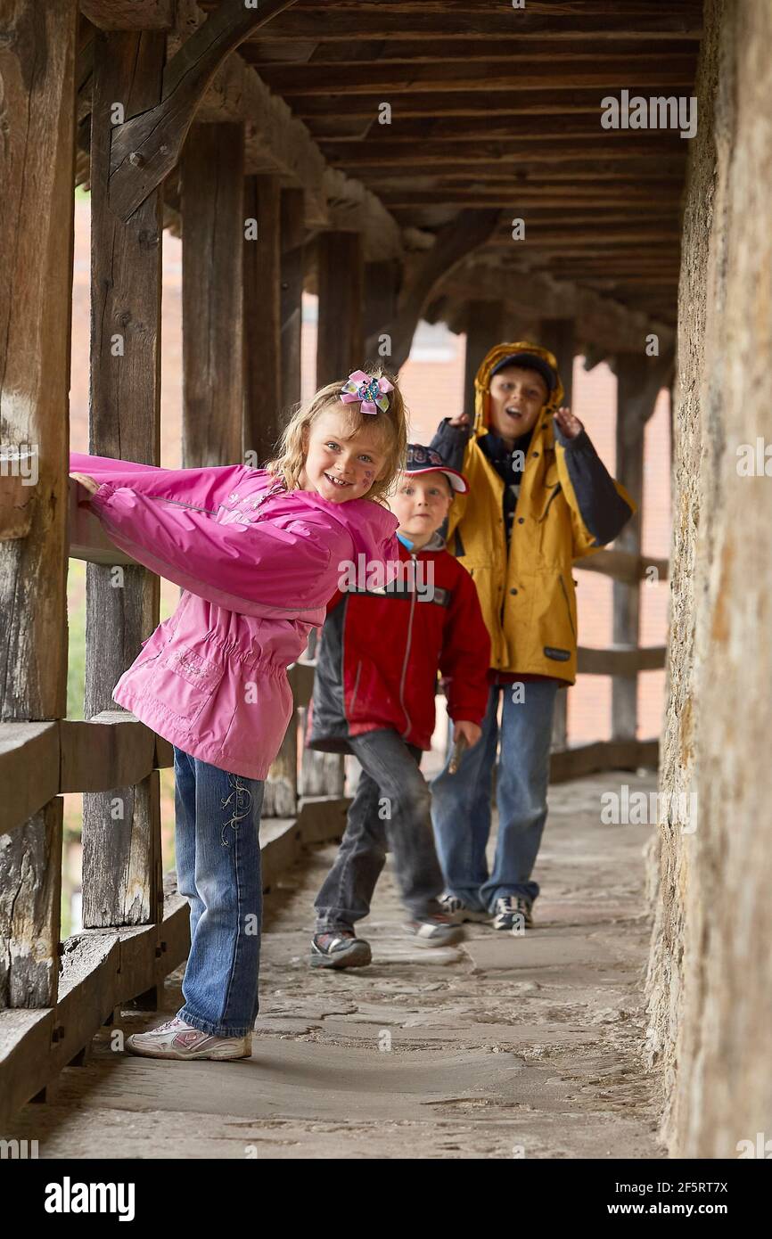 Die zeitlose, zwei Meilen lange mittelalterliche Mauer schützt Rothenburg. Stockfoto