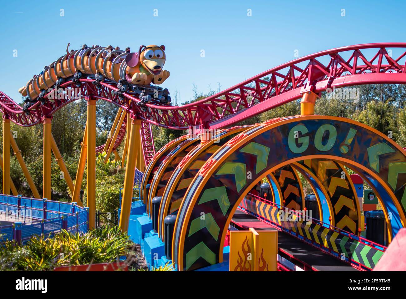 Orlando, Florida. Januar 05, 2021. Leute, die die Slinky Dog Dash Achterbahn in den Hollywood Studios genießen (168) Stockfoto