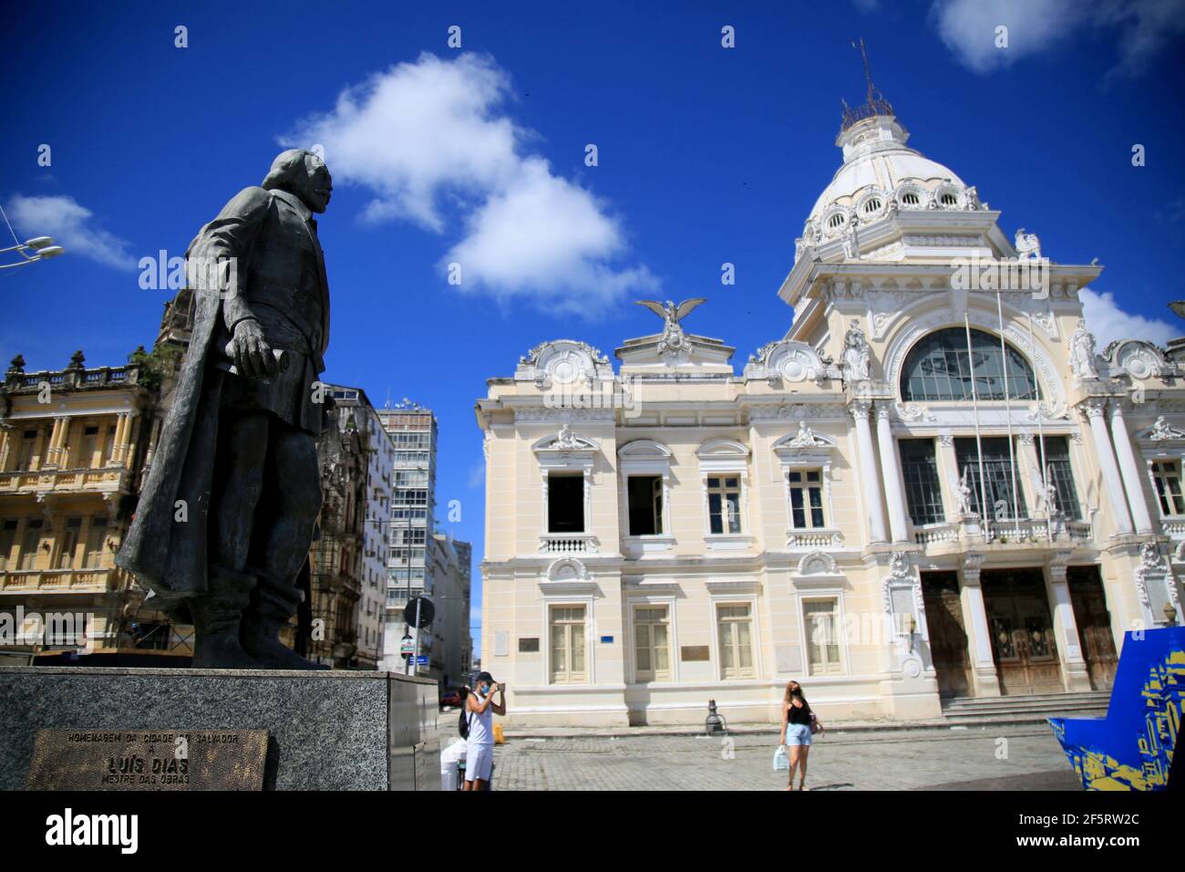 salvador, bahia, brasilien - 10. februar 2021: Statue von Thome de Sousa und in der Tiefe der Rio Branco Palast in der Stadt Salvador. Stockfoto