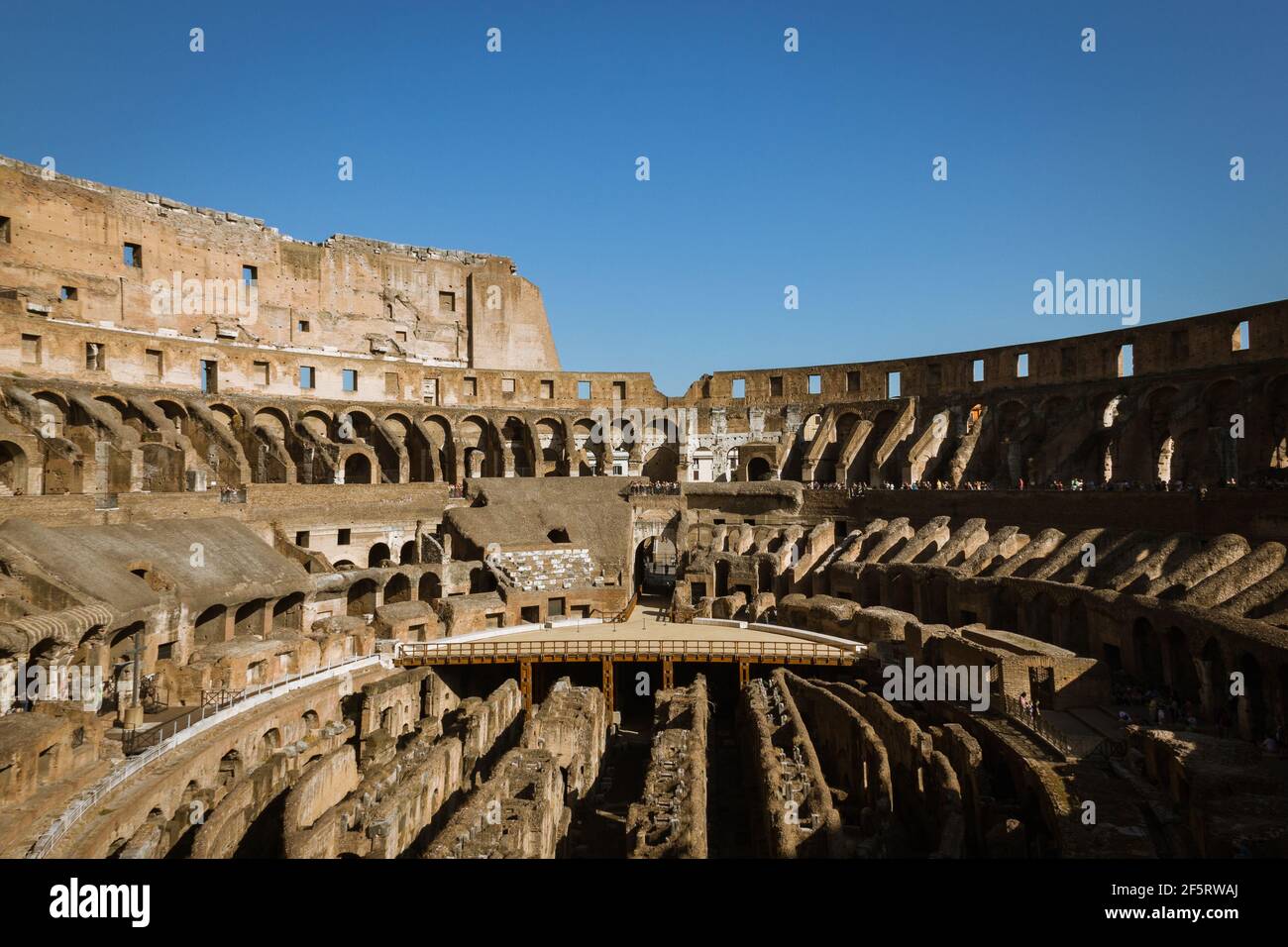 Das Kolosseum ist ein elliptisches Amphitheater in Rom, Italien. Es war das größte Amphitheater des römischen Reiches und gilt als eines der größten Stockfoto