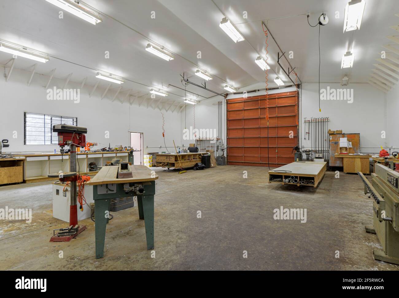 Groe Werkstatt in einer Wohngarage Stockfotografie - Alamy