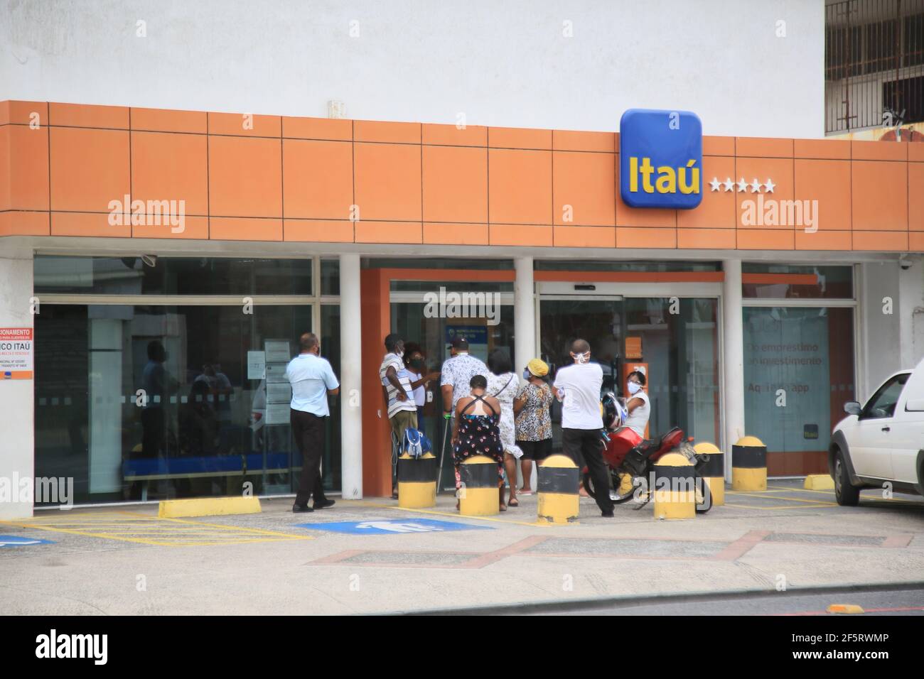salvador, bahia, brasilien - 5. februar 2021: Menschen werden vor der Haustür einer Banco Itau Filiale im Stadtteil Pituba in der Stadt Salvado gesehen Stockfoto
