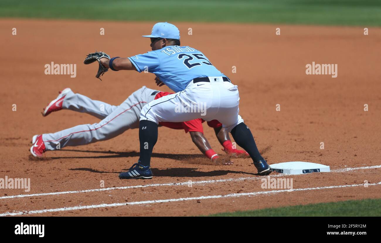 Freitag, 26. März 2021 Port Charlotte: Tampa Bay Rays Left Fielder Yoshitomo Tsutsugo (25) versucht, die Boston Red Sox Shortstop Jeter Downs (20) während eines Baseballspiels im Charlotte Sports Park abzuholen. Die Roys schlugen die Red Sox 7-3 in neun Innings. (Kim Hukari/Bild des Sports) Stockfoto