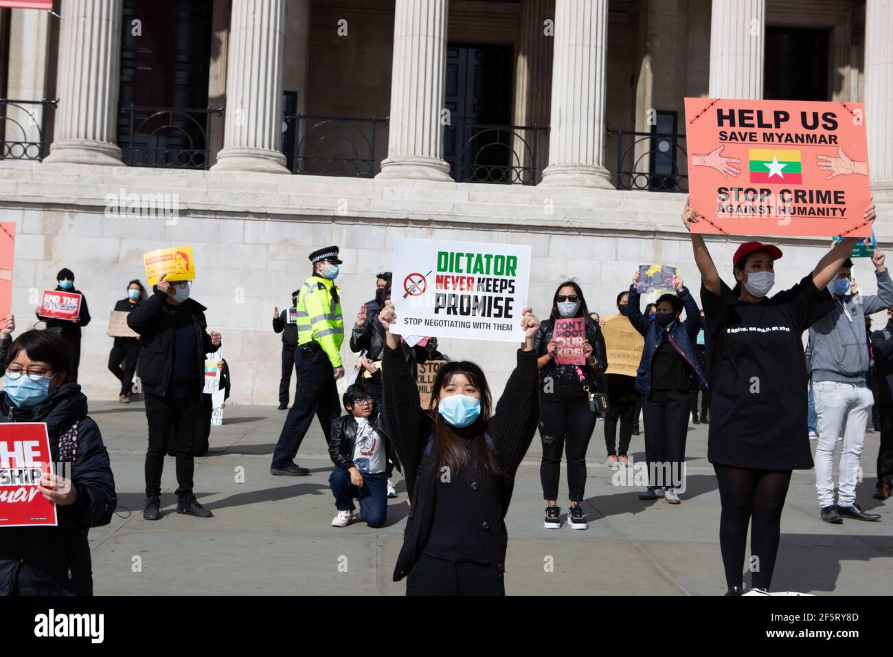 Demonstranten knieten mit Plakaten, die ihre Meinung während einer friedlichen Demonstration zum Ausdruck brachten.Myanmar Anti-Militärputsch Demonstranten versammelten sich am Trafalgar Square, während Dutzende weitere im Land getötet werden. Polizei und Militärsoldaten aus Myanmar (Tatmadow) griffen Demonstranten am Samstag in Myanmar mit Gummigeschossen, lebender Munition, Tränengas und Betäubungsbomben als Reaktion auf antimilitärische Putschprotestierende an, töteten mehr als 90 Menschen und verletzten viele andere. Mindestens 300 Menschen sind seit dem Putsch vom 1. Februar in Myanmar getötet worden, sagte ein Menschenrechtsbeamter der Vereinten Nationen. Das Militär von Myanmar hat St. Stockfoto