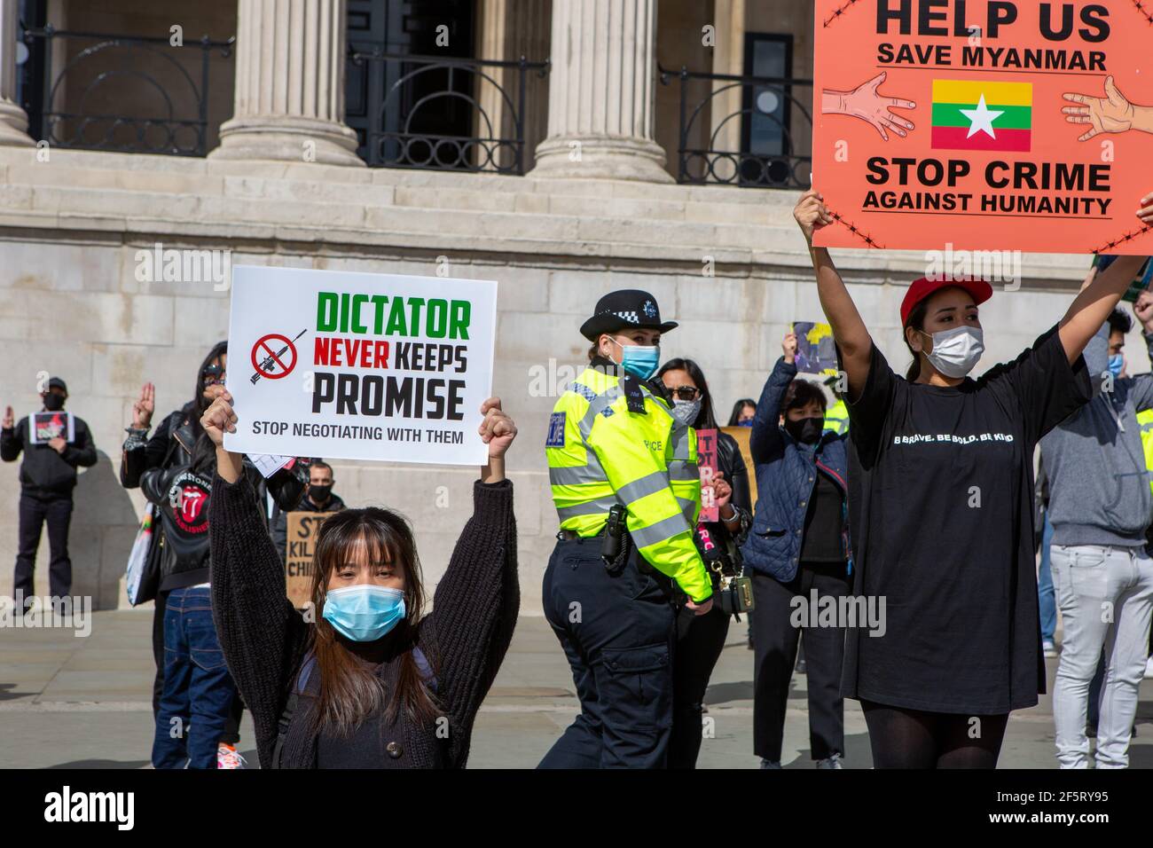 Demonstranten hielten Plakate, die ihre Meinung während einer friedlichen Demonstration zum Ausdruck brachten.Myanmar Anti-Militärputsch Demonstranten versammelten sich am Trafalgar Square, während Dutzende weitere im Land getötet werden. Polizei und Militärsoldaten aus Myanmar (Tatmadow) griffen Demonstranten am Samstag in Myanmar mit Gummigeschossen, lebender Munition, Tränengas und Betäubungsbomben als Reaktion auf antimilitärische Putschprotestierende an, töteten mehr als 90 Menschen und verletzten viele andere. Mindestens 300 Menschen sind seit dem Putsch vom 1. Februar in Myanmar getötet worden, sagte ein Menschenrechtsbeamter der Vereinten Nationen. Das Militär von Myanmar hat den Staatsanwalt festgenommen Stockfoto