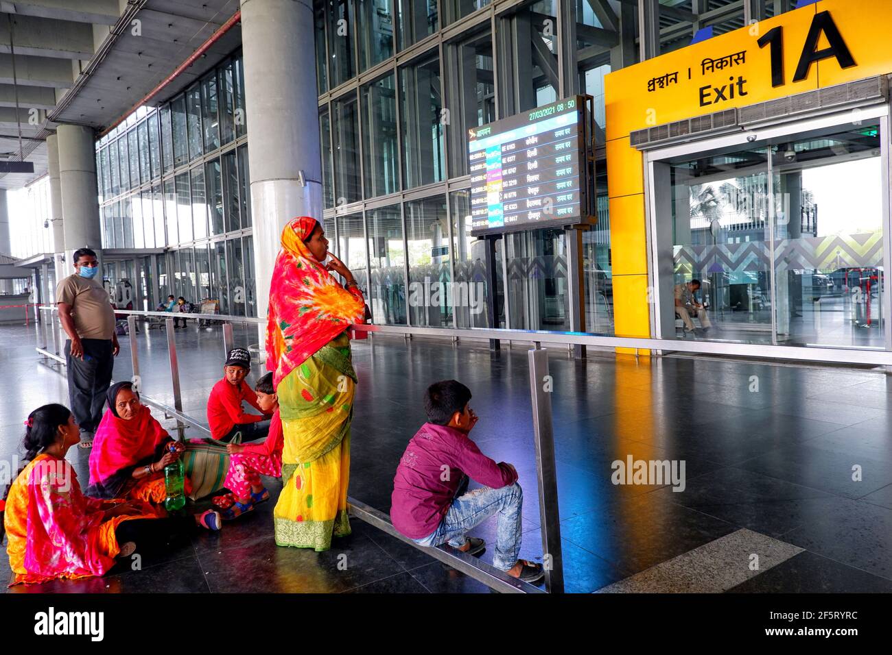 Kalkutta, Indien. März 2021, 27th. Vor dem Ausgang des Flughafens Kalkutta warten Menschen.die indische Regierung hat alle Bewegungen von International Airlines bis zum 31st. März 2021 eingeschränkt, um die zweite Welle der Covid 19-Pandemie zu begrenzen. (Foto: Avishek das/SOPA Images/Sipa USA) Quelle: SIPA USA/Alamy Live News Stockfoto