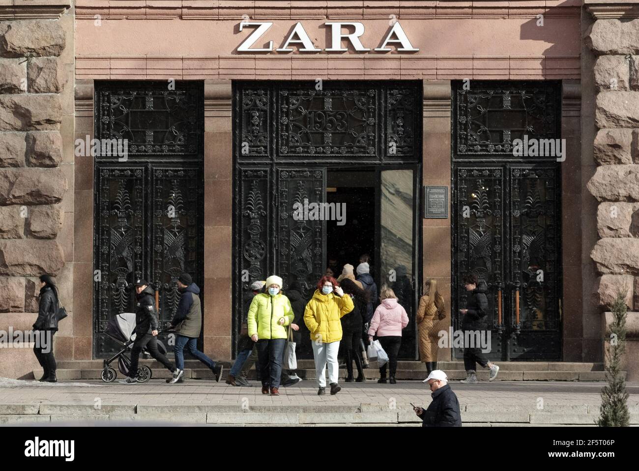 Ein ZARA-Logo eines spanischen Bekleidungshändlers ist über dem Eingang eines Zara-Markenladens in Kiew zu sehen. Stockfoto