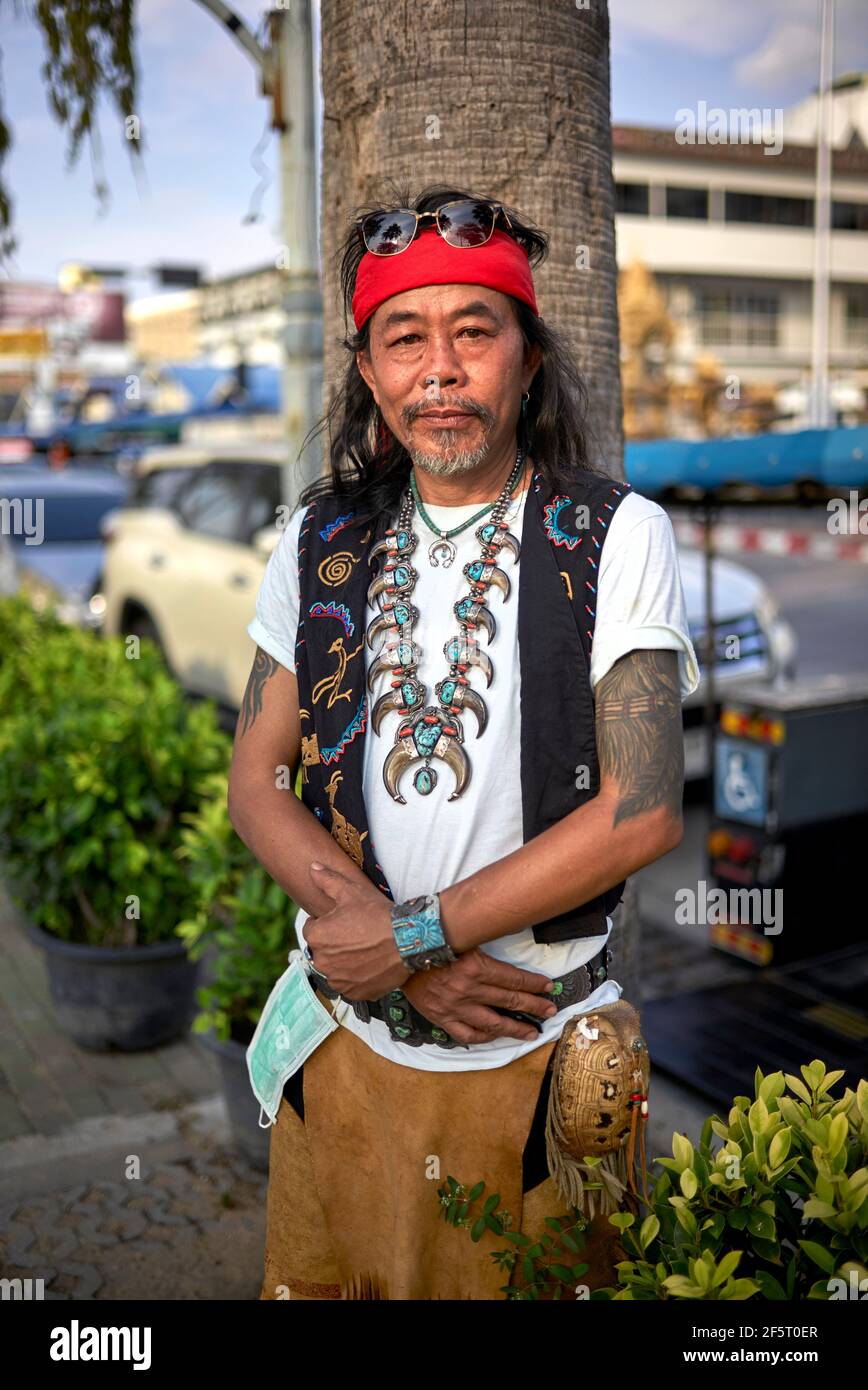 Nordamerikanische Indianer Kostüm von Thailand Menschen auf einem Straßenfest getragen. Südostasien Stockfoto