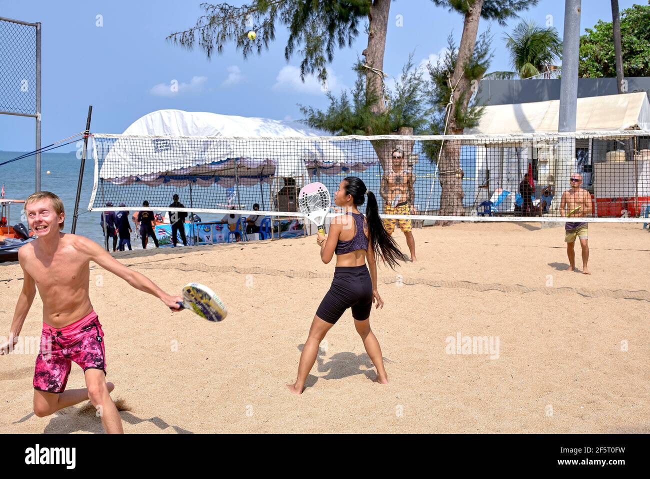 Beach Tennis und Spieler Gesichtsausdruck nach einer erfolgreichen Rückhand des Balles. Stockfoto