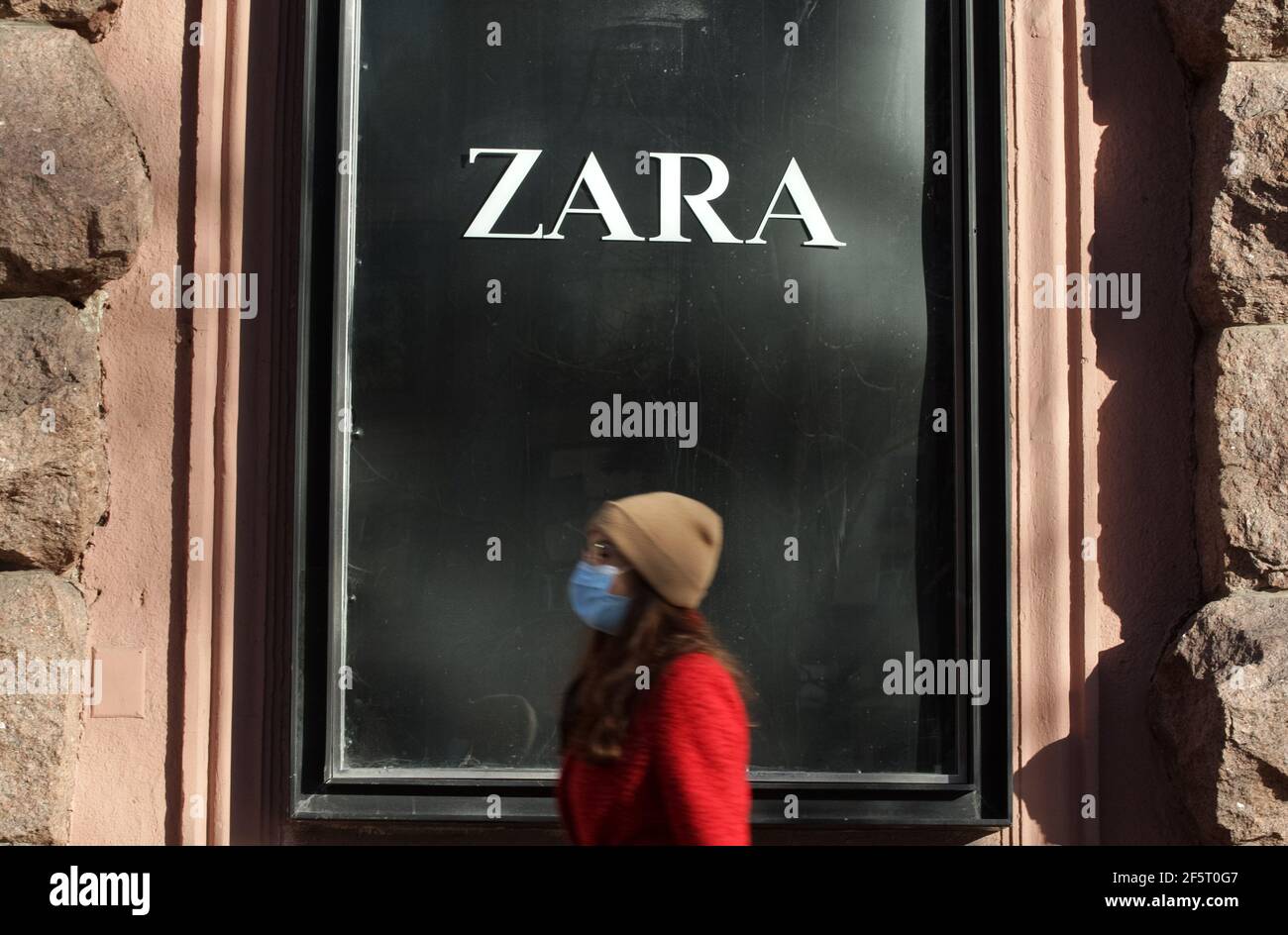 Kiew, Ukraine. März 2021, 6th. Eine Frau mit Gesichtsmaske geht an einem Fenster eines Zara-Markenladens in Kiew vorbei, an dem ZARA-Logo eines spanischen Bekleidungshändlers. Kredit: Pavlo Gonchar/SOPA Images/ZUMA Wire/Alamy Live Nachrichten Stockfoto