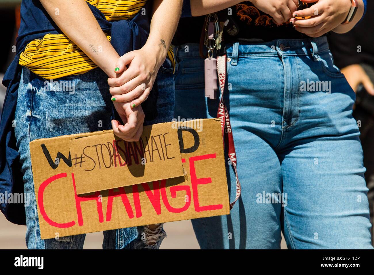 Reno, Usa. März 2021, 27th. Ein Plakat mit der Aufschrift #stopasianhate während einer Demonstration gegen antiasiatische Gewalt in der Innenstadt im Rahmen des nationalen Protesttages. Kredit: SOPA Images Limited/Alamy Live Nachrichten Stockfoto