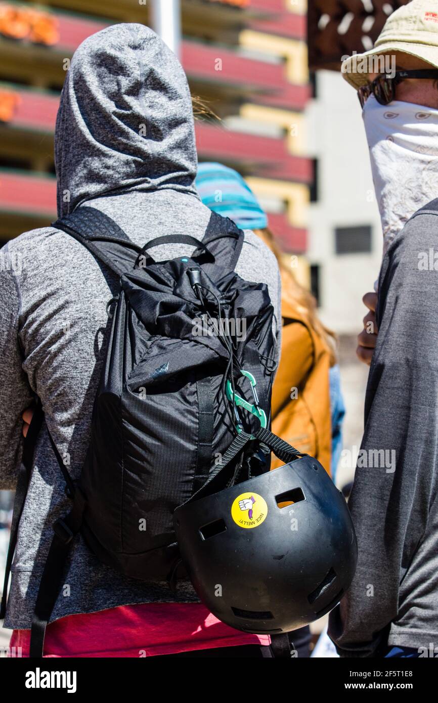 Reno, Usa. März 2021, 27th. Ein Protestor, der Reden während einer Demonstration gegen antiasiatische Gewalt in der Innenstadt im Rahmen des nationalen Protesttages zuhört. Kredit: SOPA Images Limited/Alamy Live Nachrichten Stockfoto