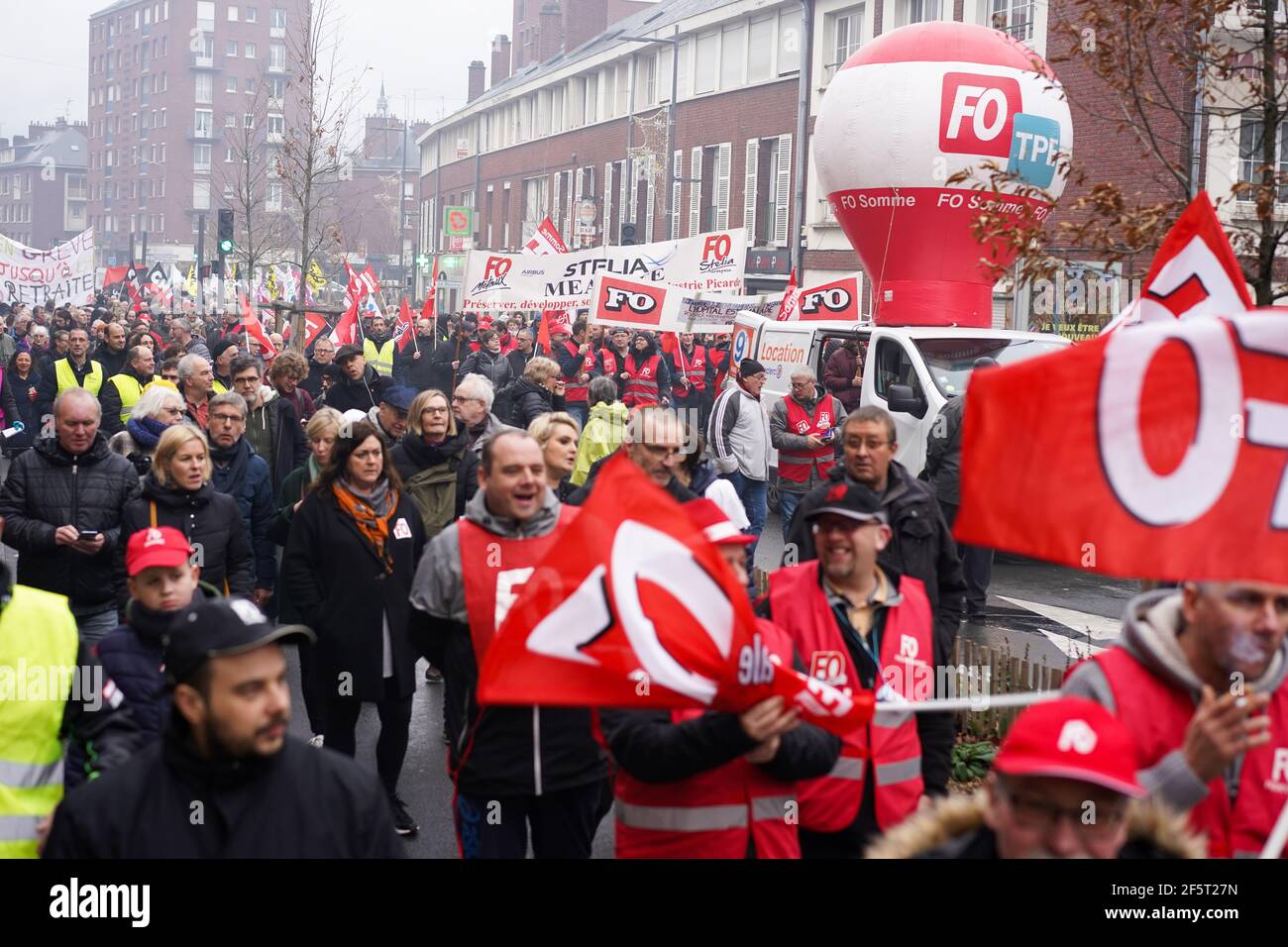 AMIENS, FRANKREICH - 9. JANUAR 2020 : nationaler Protest gegen französische Rentenreformpläne. Reformen, die von der regierung des französischen Präsidenten Macron unterstützt werden Stockfoto
