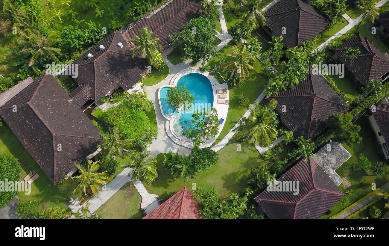 Unglaubliches Luxusresort in Indonesien. Drohne Blick auf große Villa mit massiven schönen Pool versteckt in üppigem Grün und auf einer Klippe in Nua thront Stockfoto