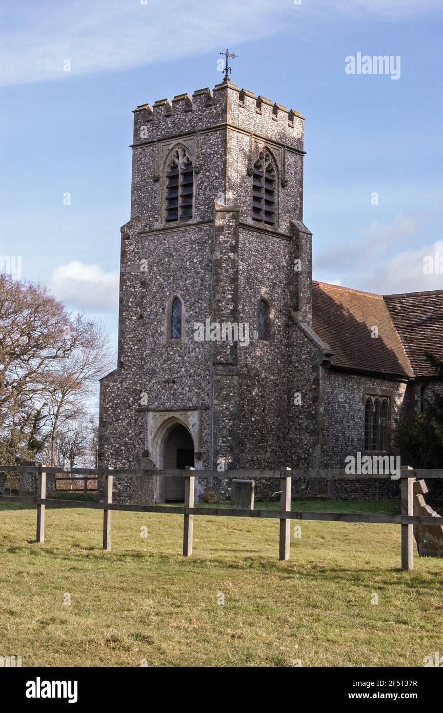 Blick auf die historische Kirche St. Andrew im Dorf Farleigh Wallop, in der Nähe von Basingstoke, Hampshire. Stockfoto