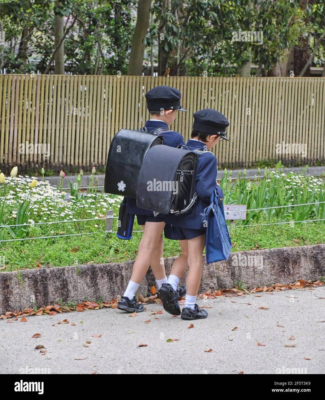 Japanische Kinder, die in Fukuoka (Japan) zur Schule gehen, 04-07-2015 Stockfoto