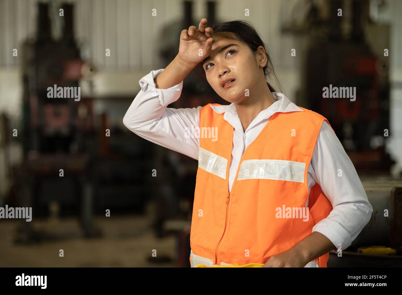 Müde Frau Arbeiter asiatische Arbeit harte Arbeit in heißen Fabrik Schweiß wird abwischen Stockfoto