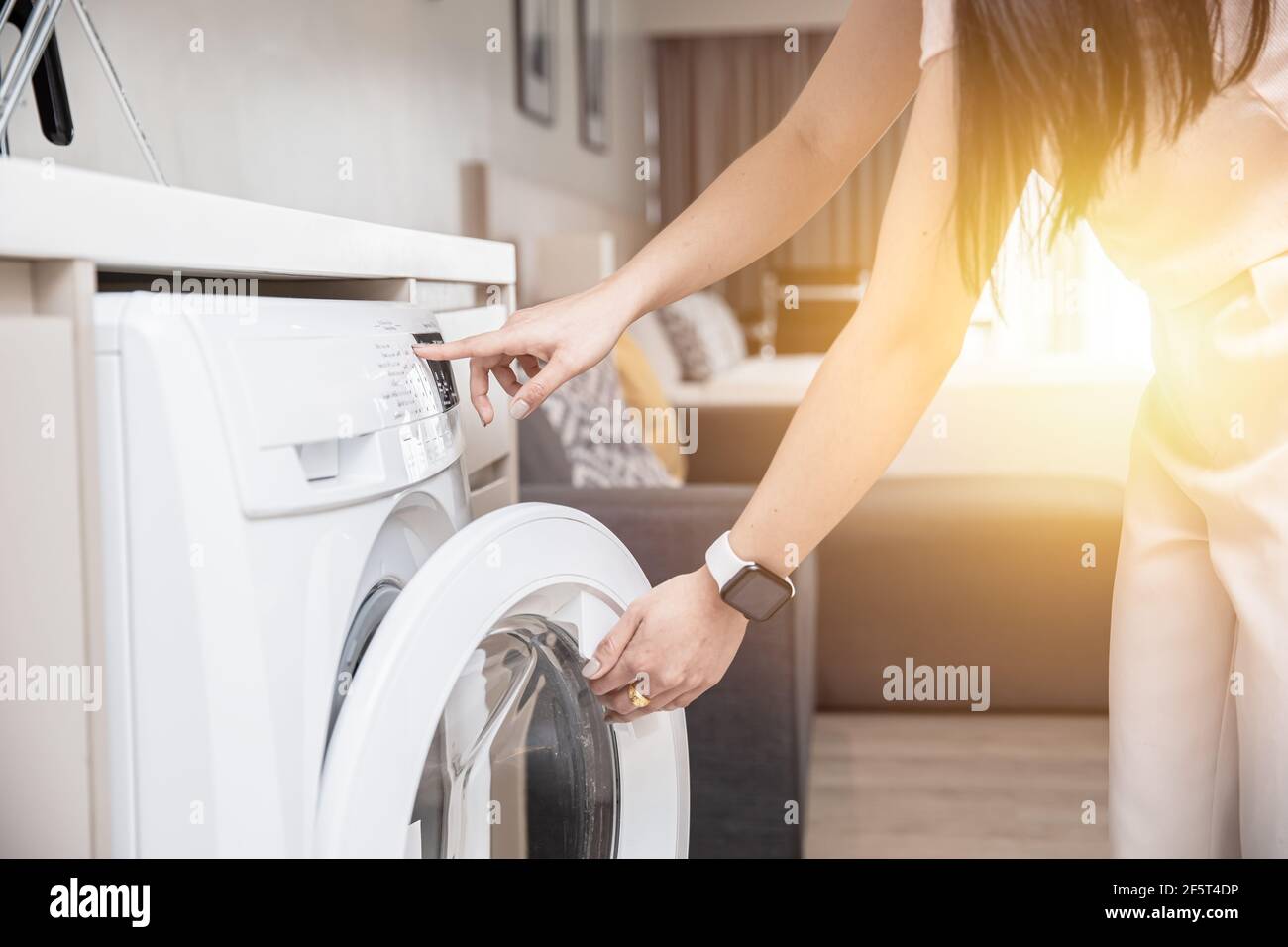 Frauen Hausfrau mit Hauswaschmaschine am Morgen. Stockfoto