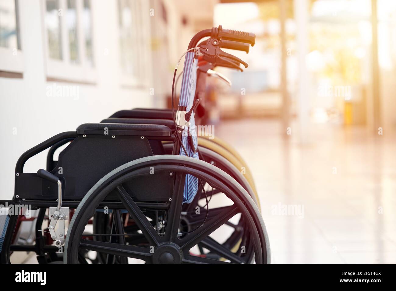 Rollstuhl, ein Stuhl mit Rädern für behinderte Menschen und Krankenhaus Krankheit Verletzungen Patientenversorgung. Stockfoto